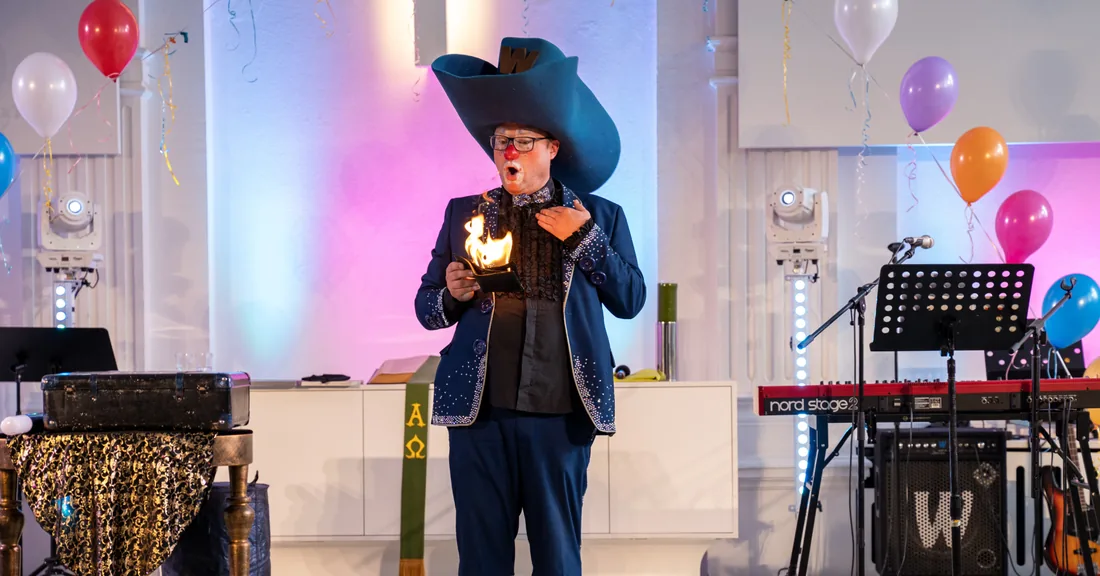 Wladimir als Clown Wowa mit Feuer-Effekt auf der Bühne