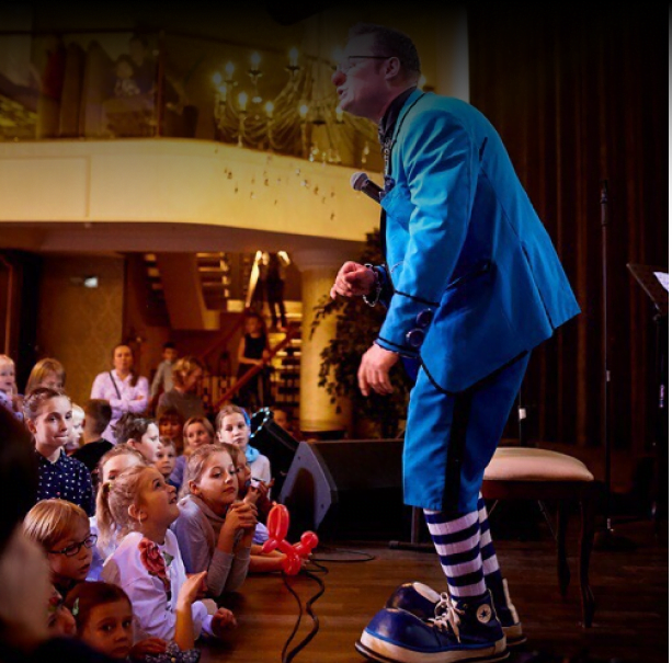 wladimir magic performing in front of kids